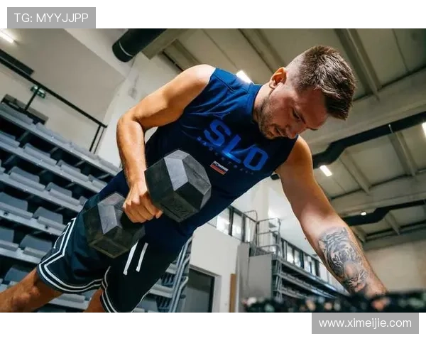 足球明星在训练期间遭遇窃贼手机被盗引发球迷热议与关注